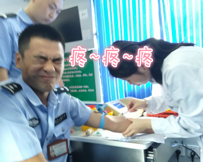 疼skr人！警察在移動(dòng)獻血車(chē)上的表情包亮了