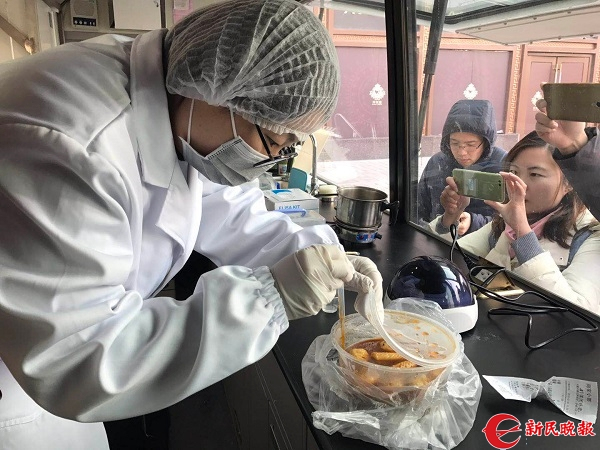 移動(dòng)食品安全檢測車(chē)有效提高了食品安全監管力度